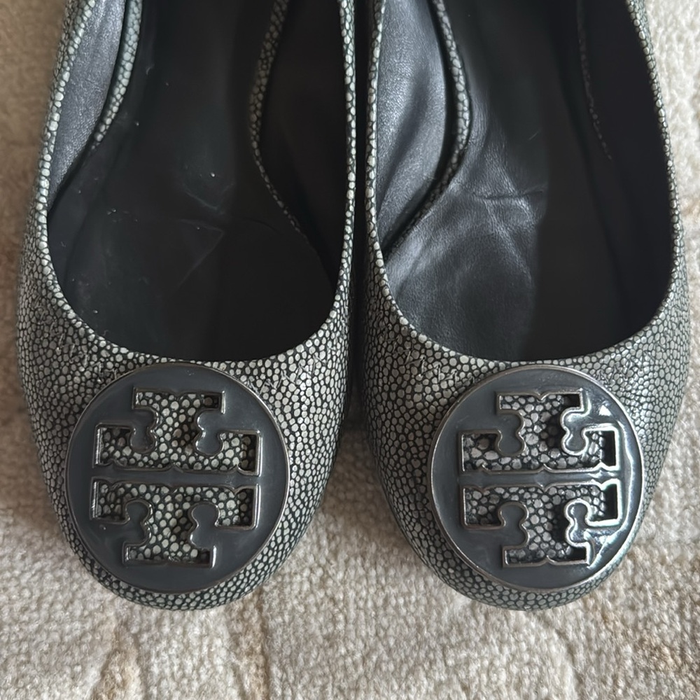Tory Burch Reva Silver Grey Stingray Ballet Flats Size 6 - Picture 2 of 5